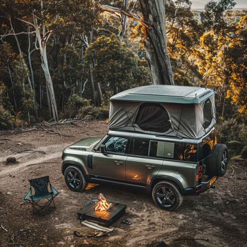 Wild camping, rooftop tent blends into nature and enjoys quiet time